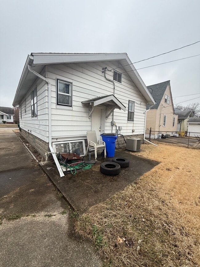Photo - 2150 E Clay St
