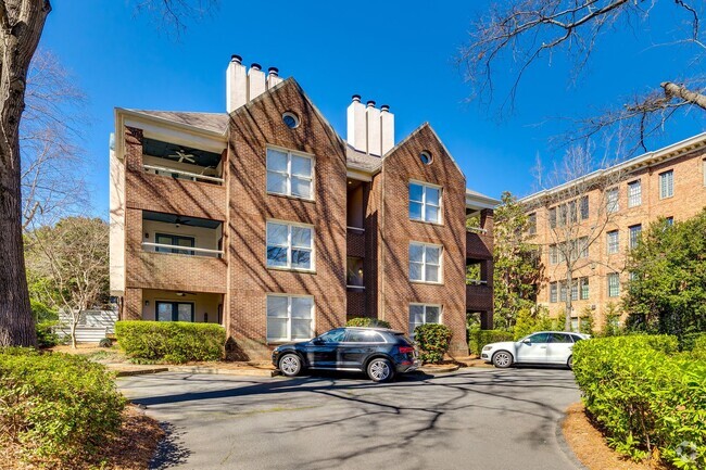 Building Photo - Hard to find Myers Park 2 bed 2 bath 1st f... Rental