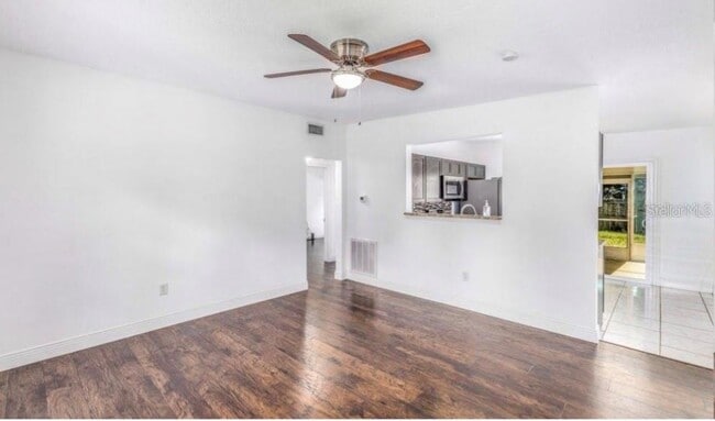 Photo - 1625 Queensway Rd