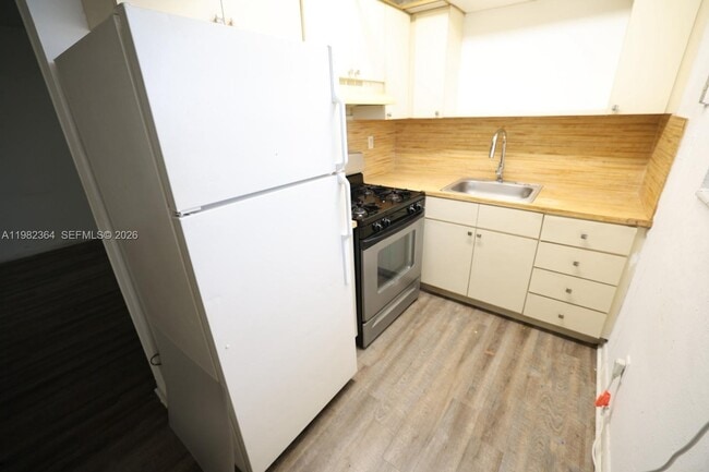 Building Photo - 2799 E 4th Ave Unit 18