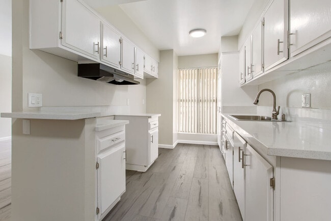 Photo - Erie-Holt Apts