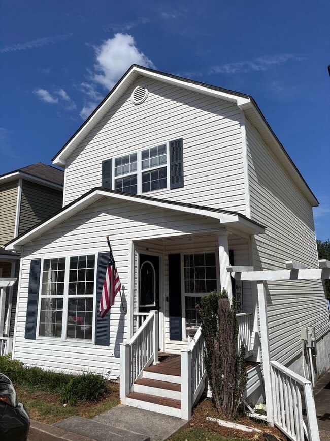 Building Photo - 3 Bed 3.5 bath Garden Home