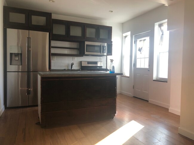 Photo - 817 Cameron St