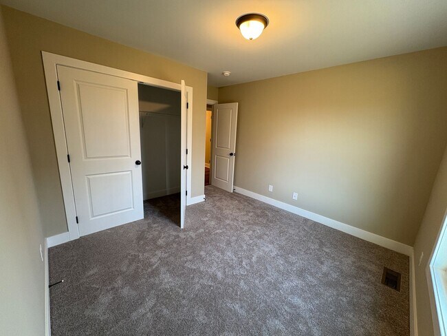Photo - Beautiful new townhouse with a move in spe...