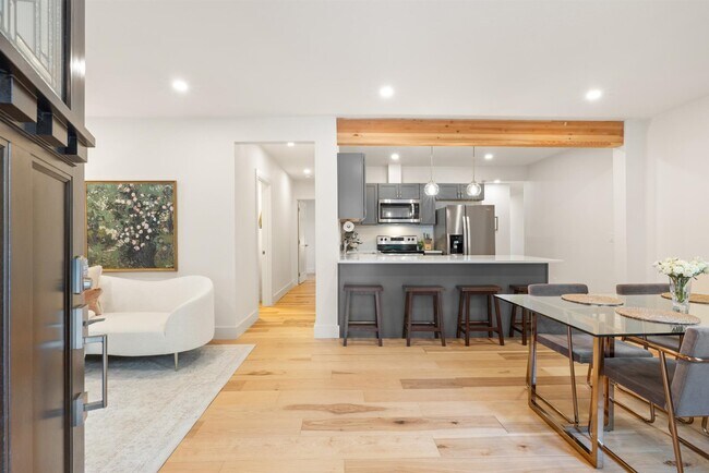 Photo - 711 W 24th St