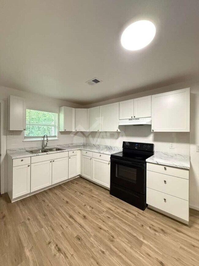 Photo - 242 Glamis Ave