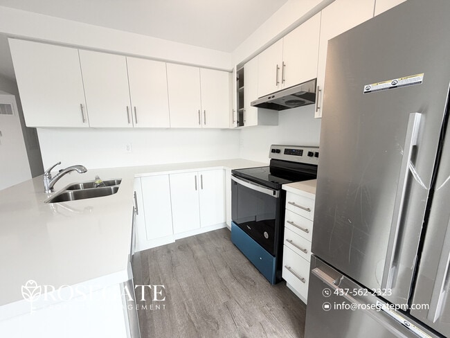Photo - Modern 3-Floor Freehold Townhome with Private Balcony – Brampton