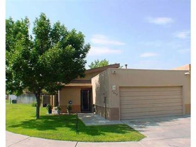 Building Photo - Far NE Heights Townhome with Community Amenities