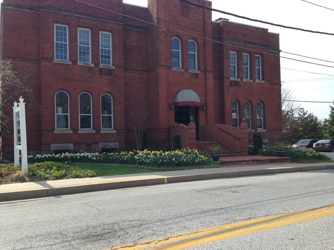 Building Photo - 5 S Center St Unit 210