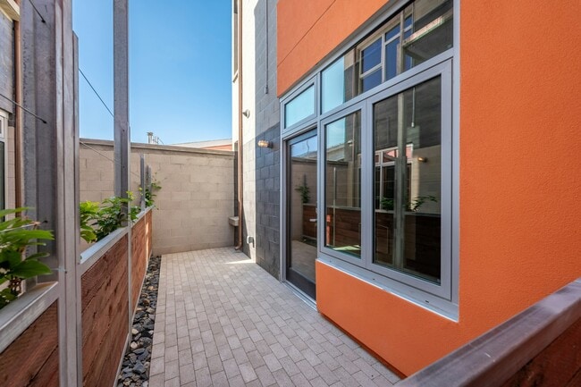 Building Photo - 1932 Kearney Ave Unit 03