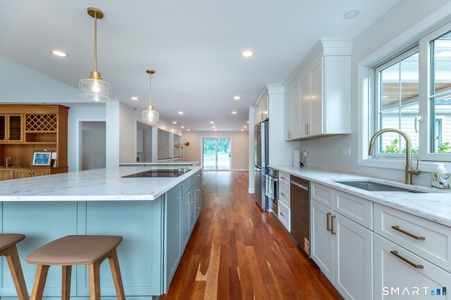 4 Breezy Hill Rd