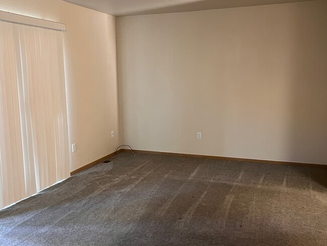 sala de estar con puerta corrediza que da al patio - 5541 Glenridge Way