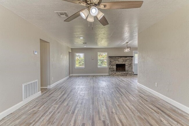 Photo - 330 NW Compass Dr