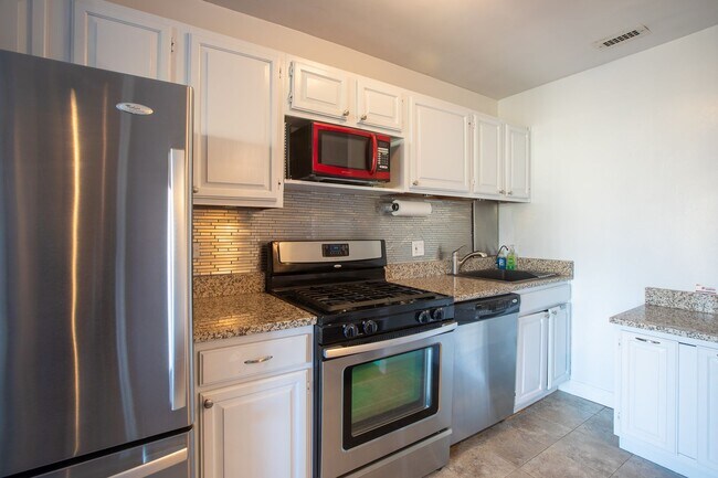 Photo - Lovely Studio Unit with 1 BA Condo in Wood...