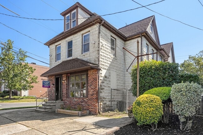 Photo - 688 N Broad St