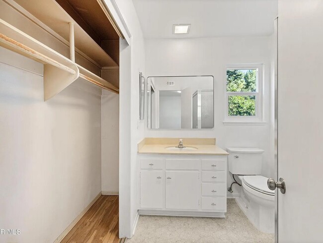 Photo - 326 Longwood Ct