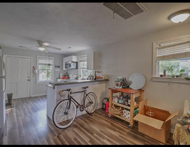 Photo - 3 Bedroom 1 Bath Apartment - Downtown Charleston