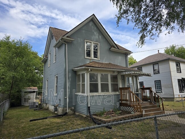 Building Photo - 220 Center St