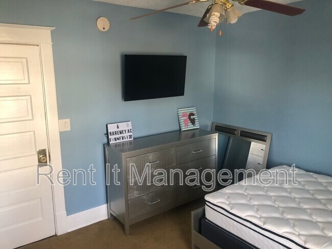 Photo - 2595 Evans St