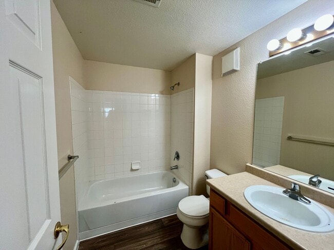Photo - Very nice 2 bed 2 full bath on top floor n... Unidad #303