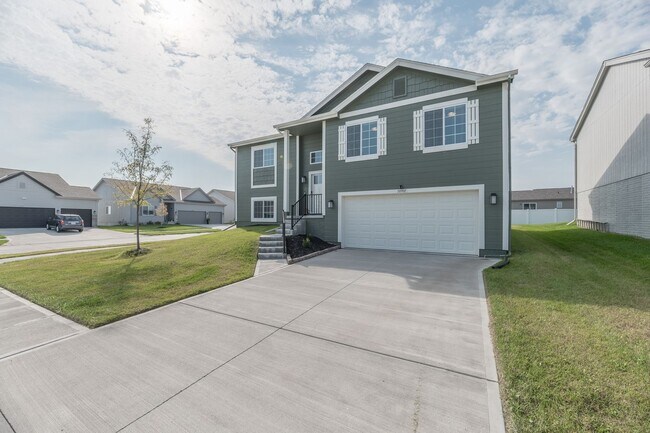 Photo - Open-Concept 3-Bedroom with Corner Lot Vie...