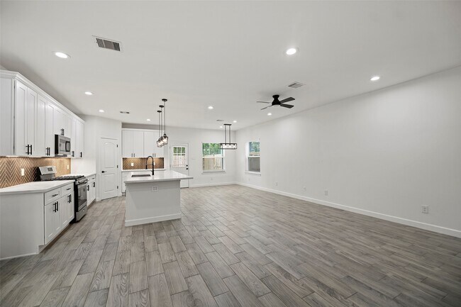 Photo - 1071 St Clair St