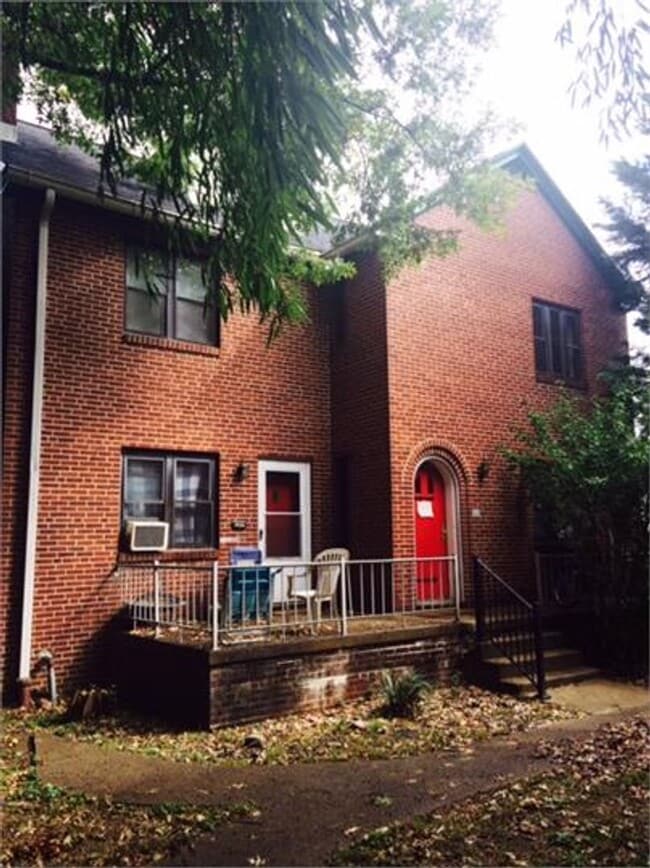 Building Photo - 1508 1/2 Lee Street East Unit D
