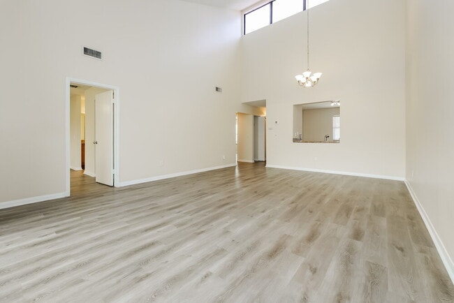 Photo - 304 Lakeview Dr E