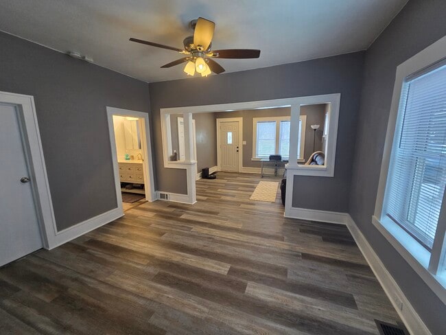 Building Photo - 302 2nd Ave NE Unit Lower