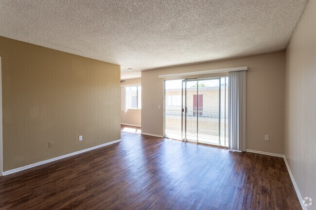 2BR, 2BA - 915 SF
