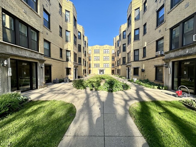 Photo - 3837 N Greenview Ave Apartments Unit 3W