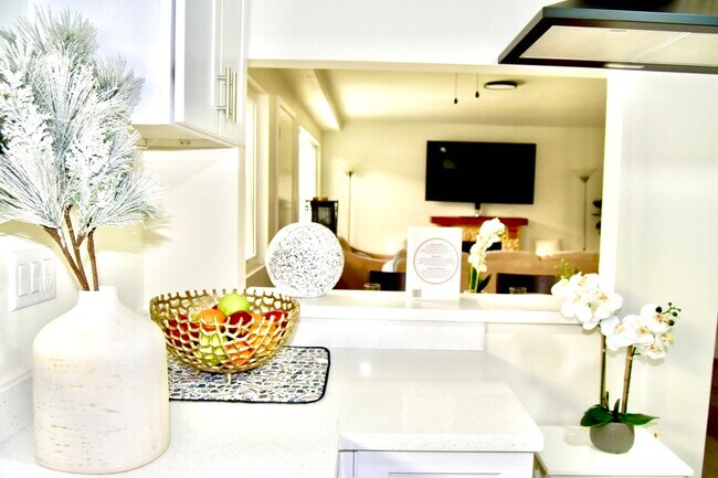 Photo - 417 W Almond St