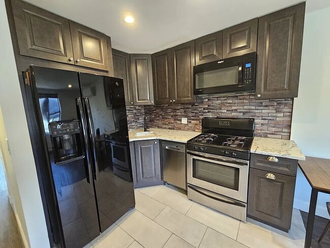 Building Photo - Discover stunning city views from your bedroom Unit APT 5G