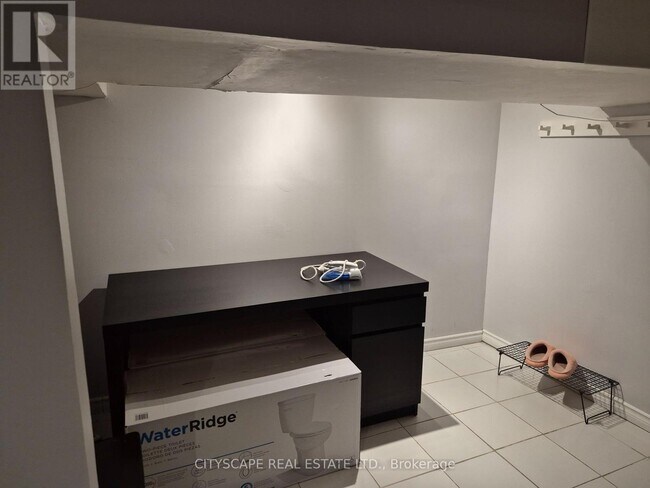 Photo - 3072 Caulfield Crescent