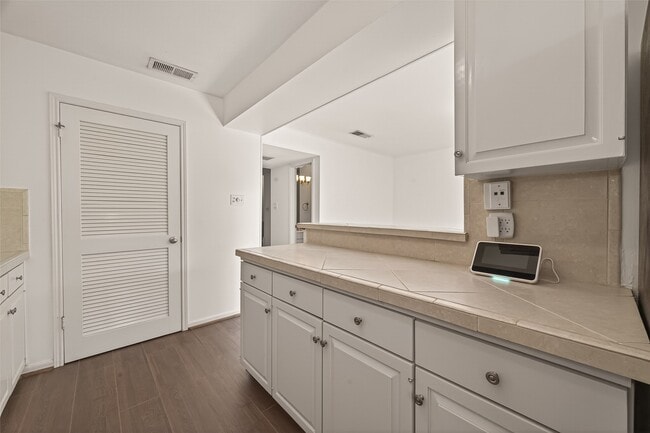 Building Photo - 6418 Olympia Dr Unit 127