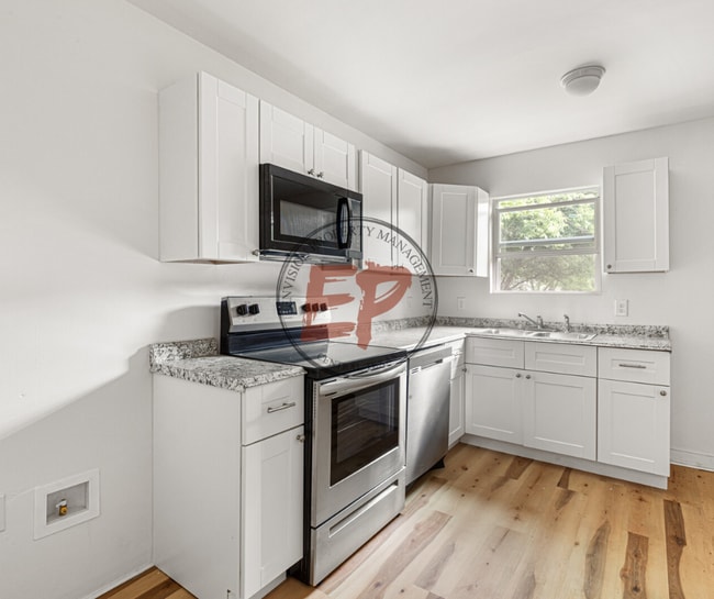 Photo - 1920 Lyle Ave