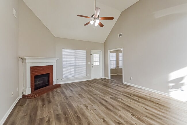 Photo - 115 Syracuse Ln
