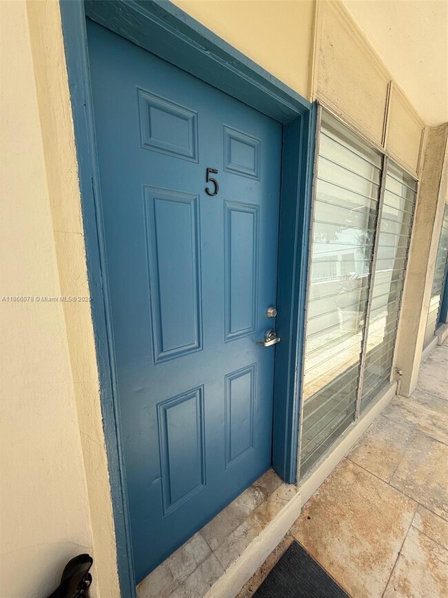 Building Photo - 1685 Jefferson Ave Unit 5