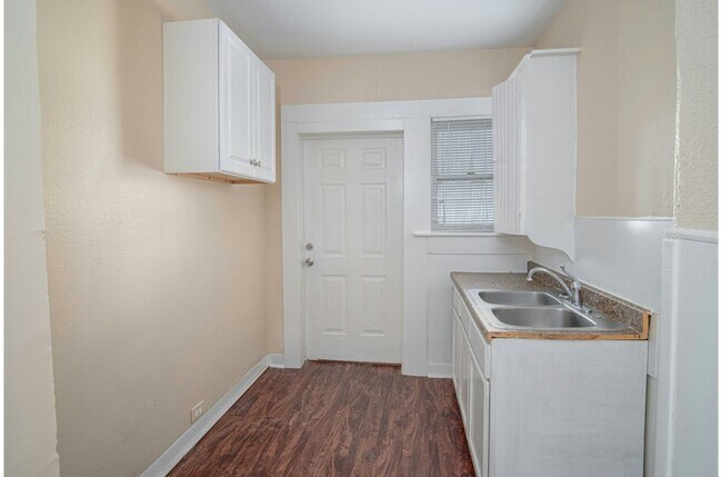 Building Photo - 111 S Olive St Unit B