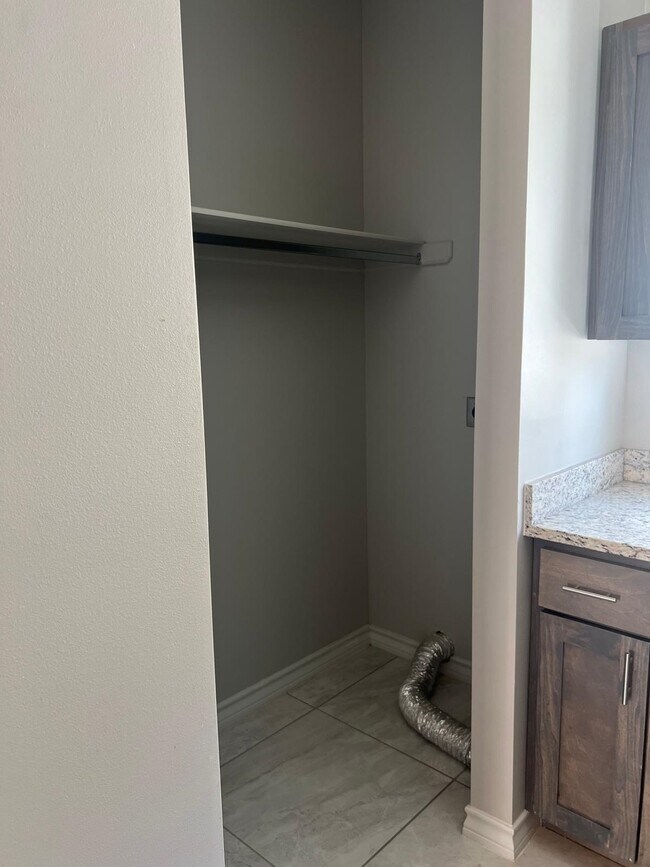 Photo - 1201 Gage Loop Unidad G80