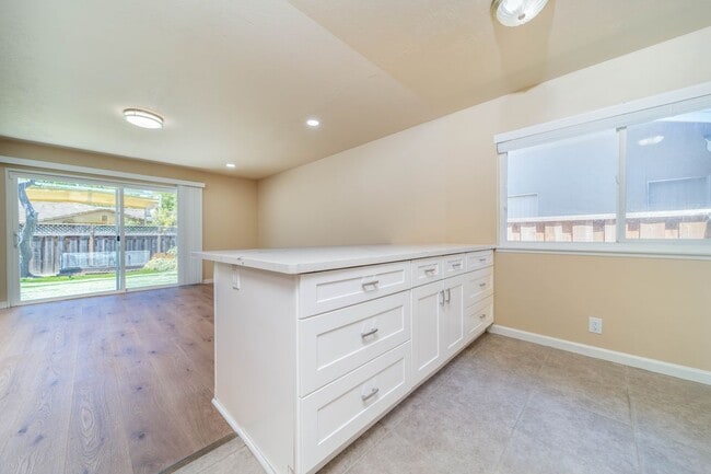 Photo - 877 Miller Ave