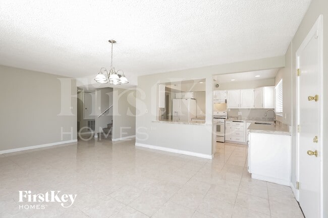 Photo - 825 Antigua St