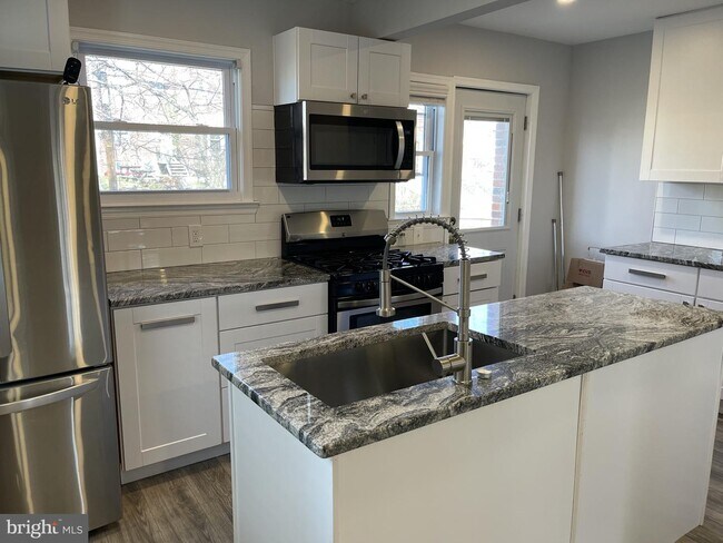 Photo - 1940 Savannah Pl SE