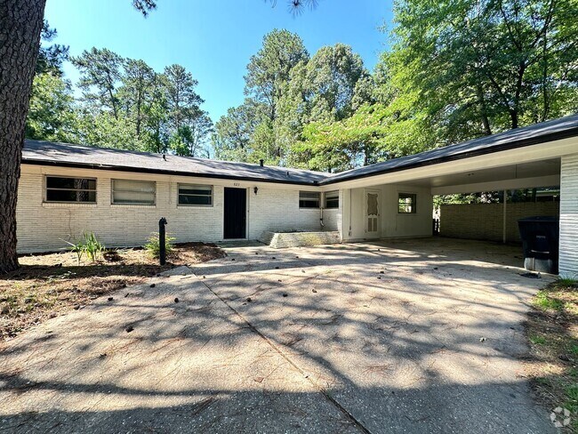 Building Photo - CHARMING REMODELED HOME IN SOUTHERN HILLS