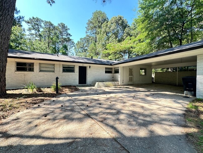 CHARMING REMODELED HOME IN SOUTHERN HILLS - CHARMING REMODELED HOME IN SOUTHERN HILLS