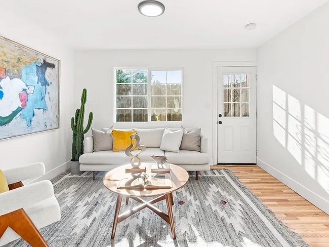 Photo - 2887 Fordham St