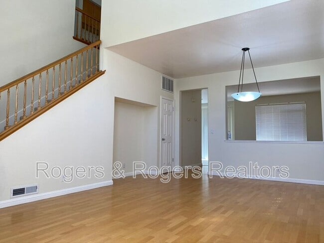 Photo - 213 Houghton St