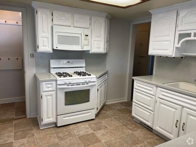 Building Photo - 3 Weeks Rent Free! Beautiful 5 Bed 2 Bath ... Rental