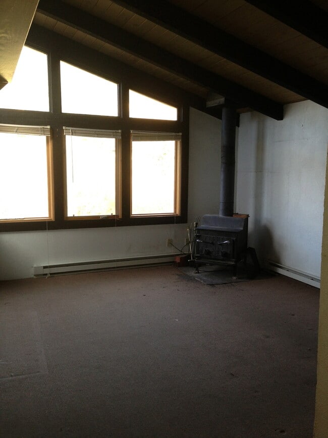 Building Photo - 3 Bedroom 2 Bath Duplex - Pets Negotiable ... Rental
