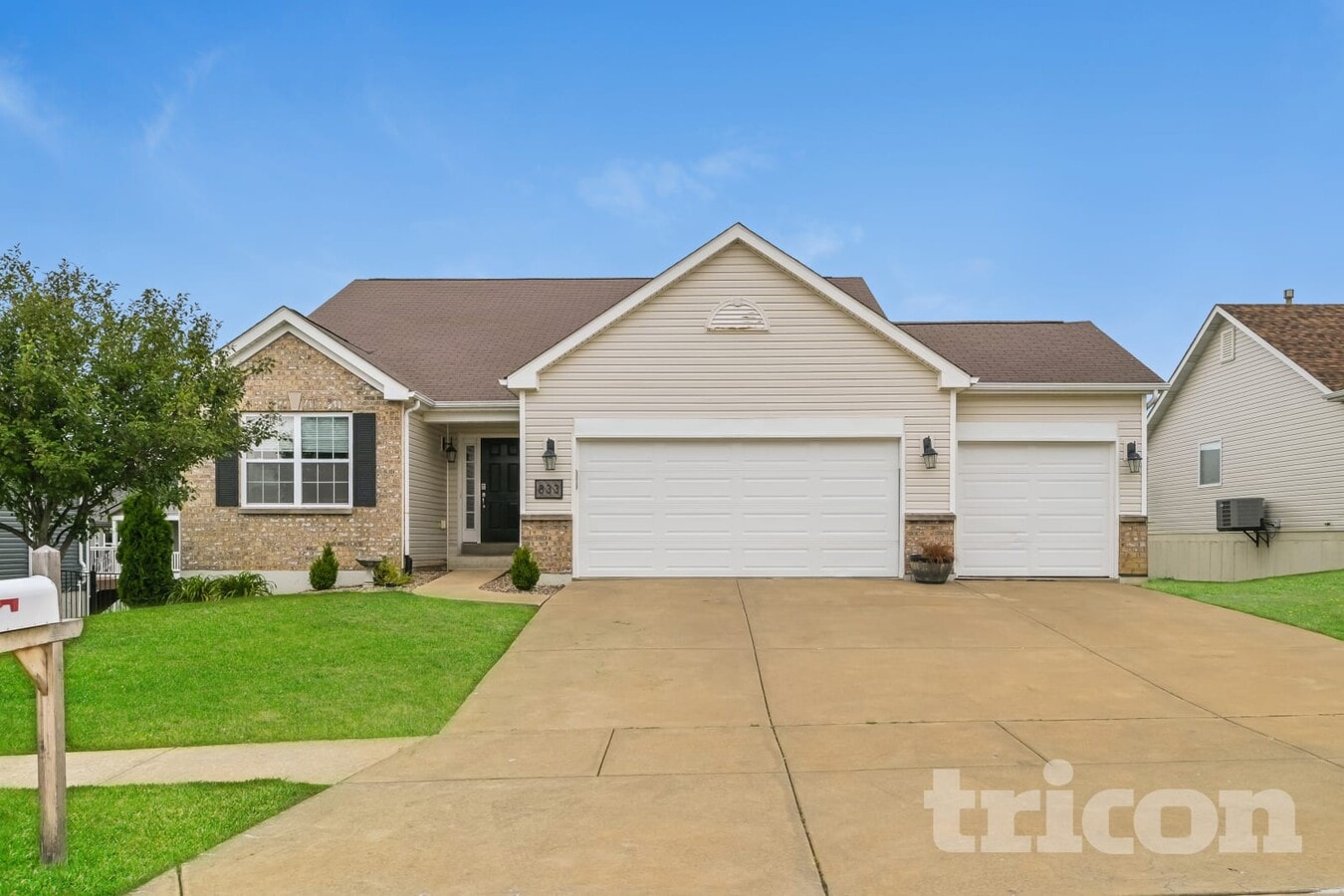 Photo - 833 Railway Cir